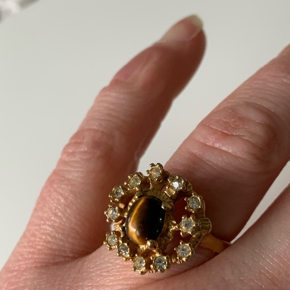 Gold plated vintage tigers eye stone with rhinestone. - Picture 4 of 6